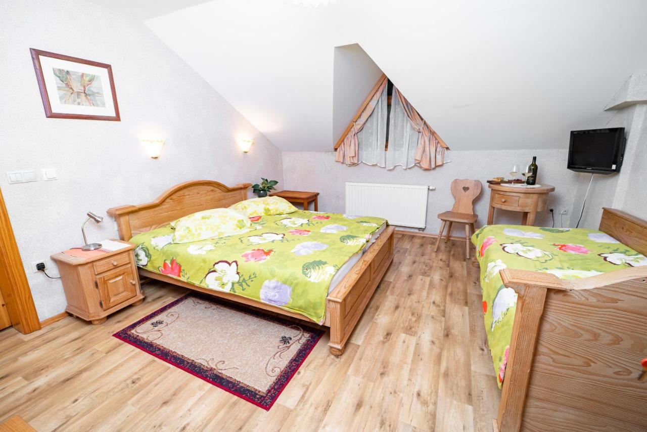 Guesthouse Mocivnik Okroglice Buitenkant foto