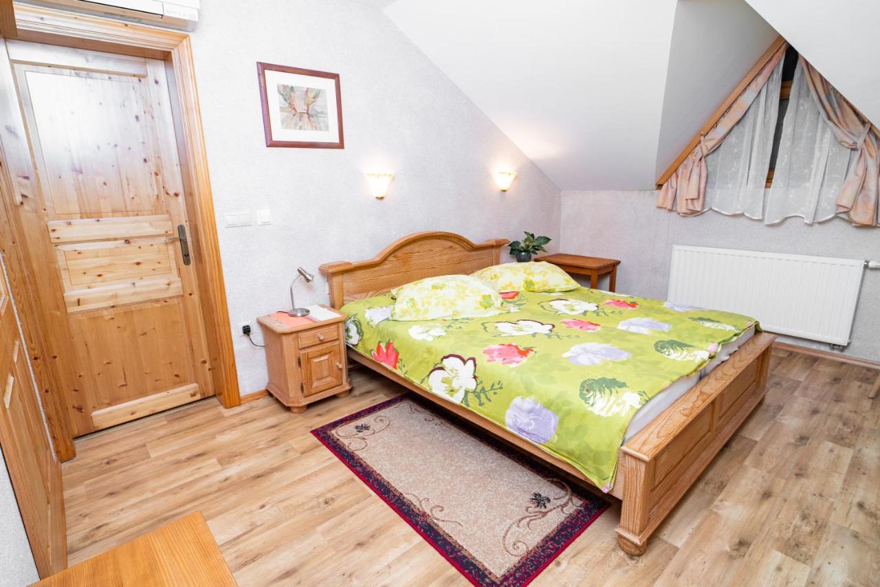 Guesthouse Mocivnik Okroglice Buitenkant foto