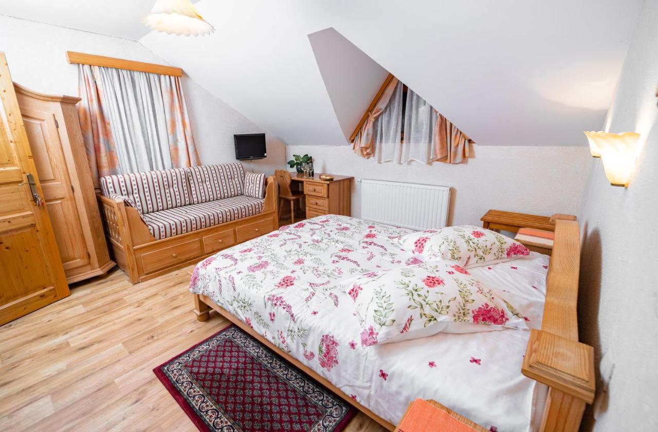 Guesthouse Mocivnik Okroglice Buitenkant foto