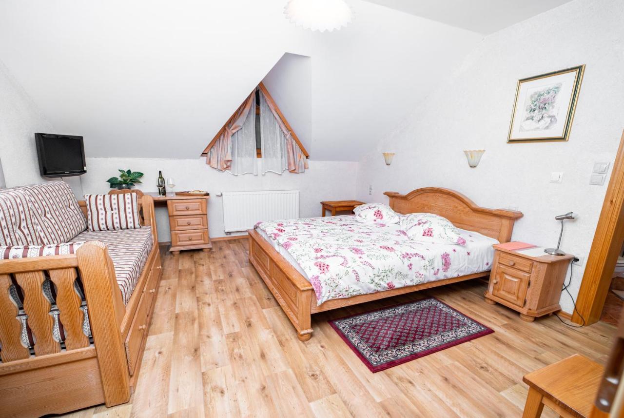 Guesthouse Mocivnik Okroglice Buitenkant foto
