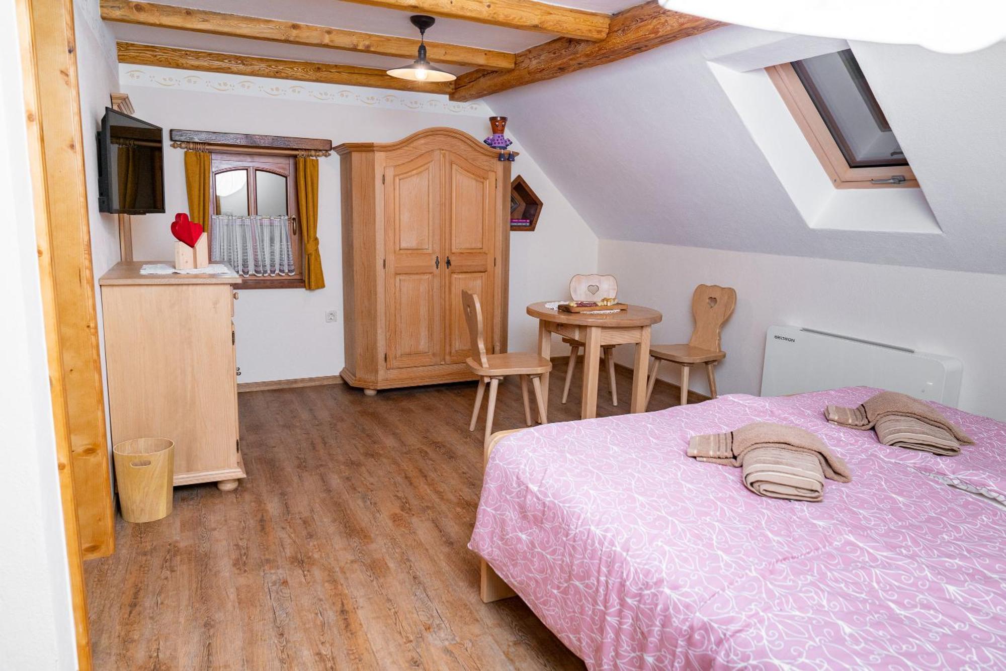 Guesthouse Mocivnik Okroglice Buitenkant foto