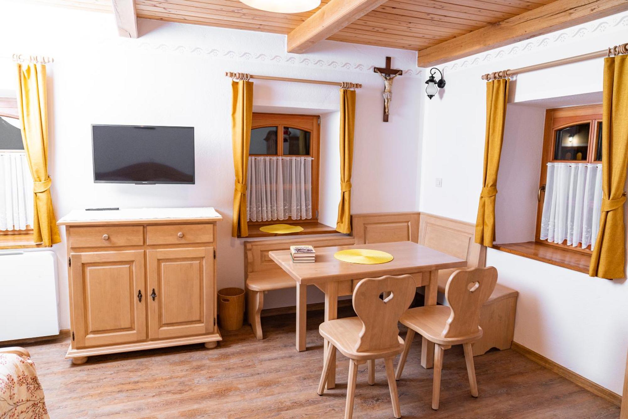 Guesthouse Mocivnik Okroglice Buitenkant foto