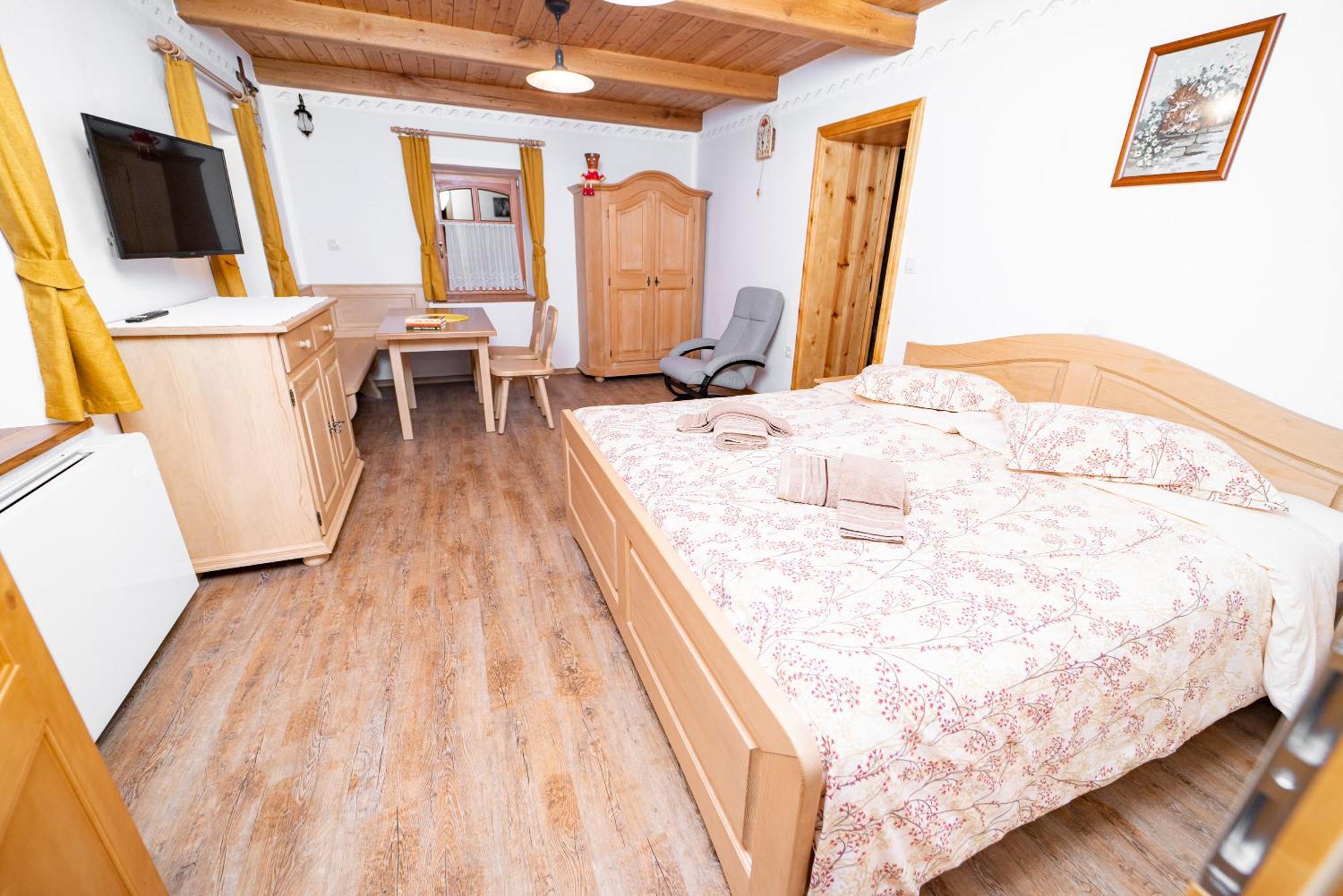 Guesthouse Mocivnik Okroglice Buitenkant foto