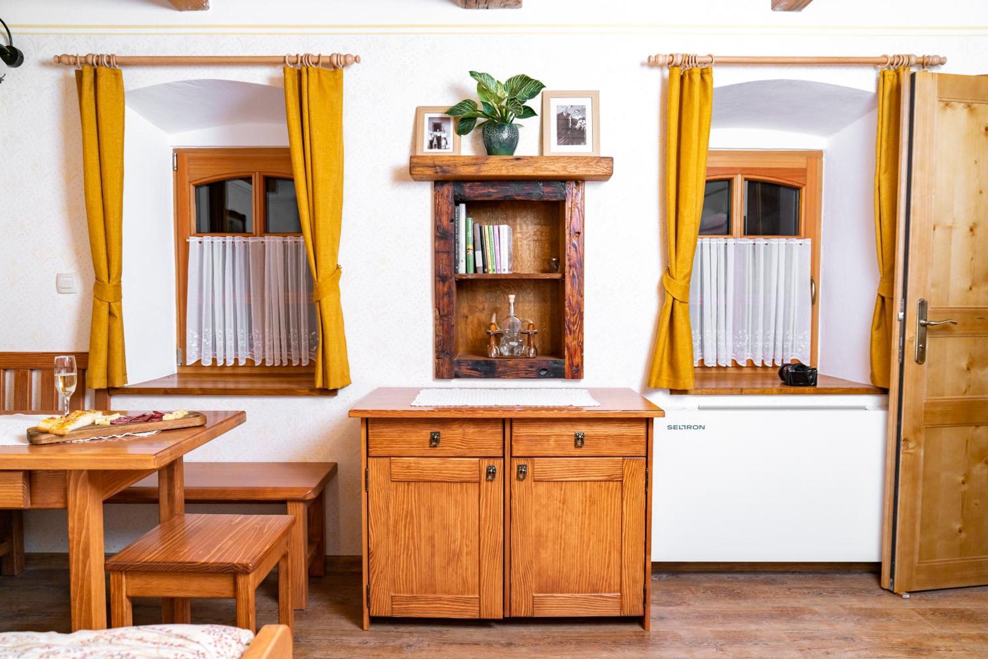 Guesthouse Mocivnik Okroglice Buitenkant foto