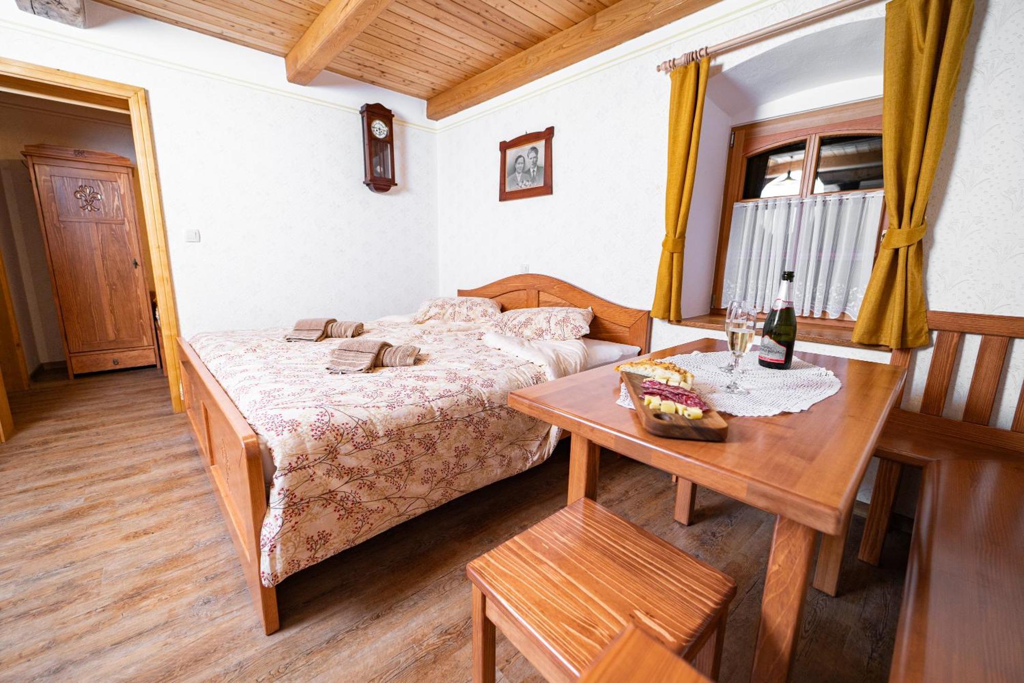 Guesthouse Mocivnik Okroglice Buitenkant foto